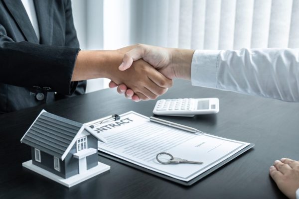 broker-and-client-shaking-hands-after-signing-contract-approved-application-form-e1695129576901.jpg broker-and-client-shaking-hands-after-signing-contract-approved-application-form-e1695129576901.jpg